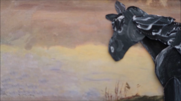 Kadr z filmu animowanego, ciemna sylwetka byka wykonana z papieru stoi na tle malarskiego krajobrazu w odcieniach brązu i żółci.