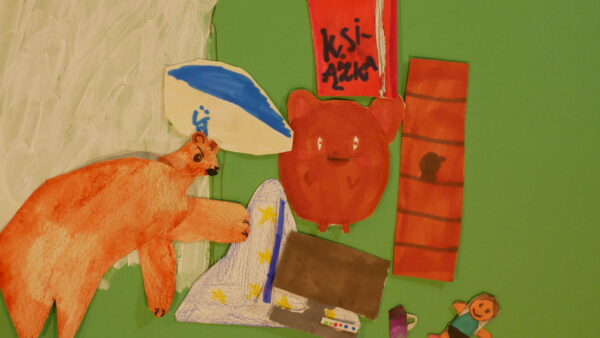 Kadr z filmu animowanego, rysunkowy niedźwiedź stoi w pokoju pełnym kolorowych przedmiotów i dekoracji.