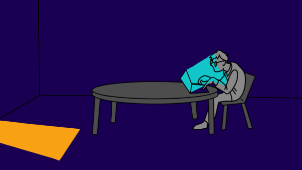 Kadr z filmu animowanego, postać siedzi przy stole i pochyla się nad przezroczystym pojemnikiem ustawionym na blacie.