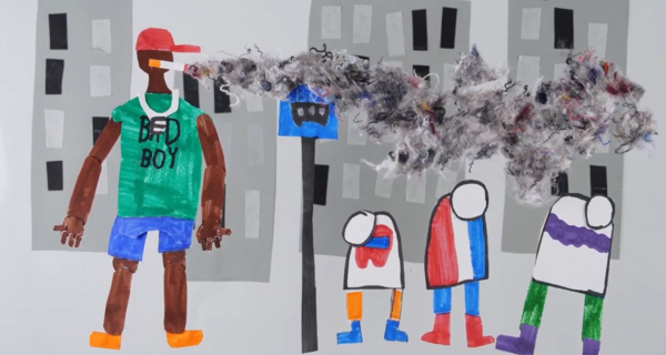 Kadr z filmu animowanego, stylizowana postać w miejskim otoczeniu stoi obok znaku, nad którym unosi się chmura dymu.