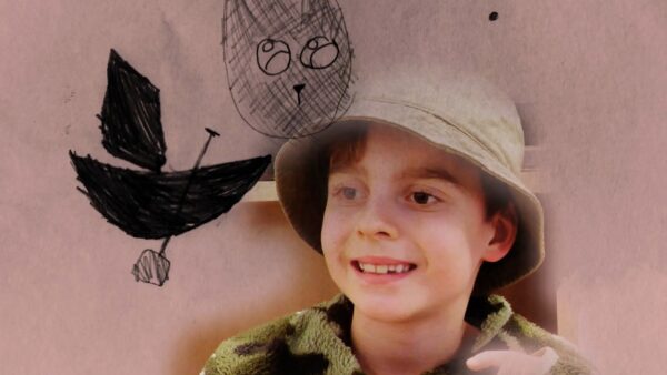 Kadr z filmu animowanego, chłopiec w kapeluszu uśmiecha się, a za nim na ścianie widnieje rysunek czarnego ptaka i twarzy.