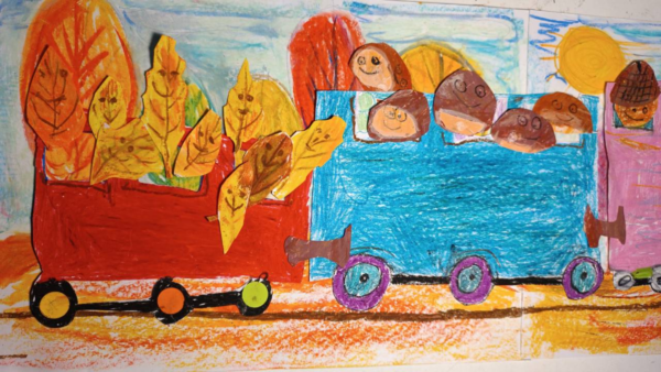 Kadr z filmu animowanego, kolorowy rysunek przedstawia pojazd z pasażerami oraz wagon wypełniony liśćmi.