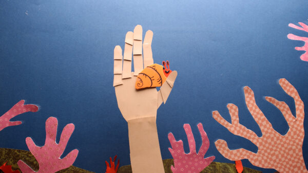 Kadr z filmu animowanego ukazuje wyciętą z papieru dłoń z narysowanym ślimakiem, umieszczoną na niebieskim tle z roślinnymi kształtami.