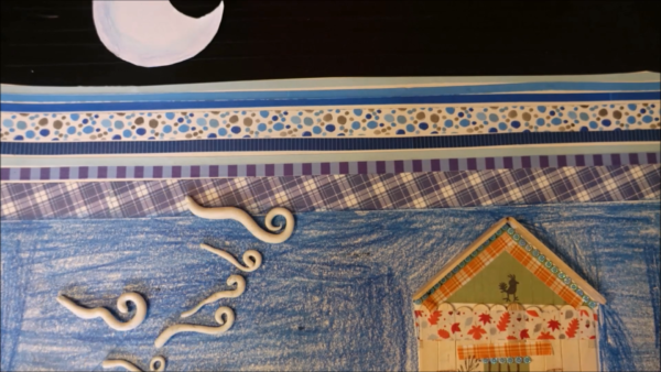 Kadr z filmu animowanego, kilka żółtych kurczaków stoi na zielonej trawie przed niewielkim domkiem z oknem, a nad nimi rozciąga się niebieskie niebo.