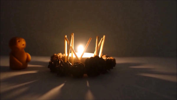 Kadr z filmu animowanego, papierowa postać człowieka przykuta do skały stoi na tle górskiego krajobrazu i nieba w odcieniach błękitu.