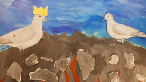 Kadr z filmu animowanego przedstawia wycięte z papieru ptaki umieszczone na tle malowanego krajobrazu.