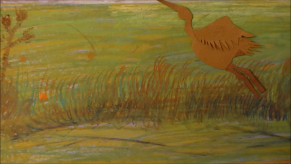 Kadr z filmu animowanego, dwie stylizowane papierowe sylwetki ptaków stoją naprzeciw siebie na tle zielonego krajobrazu.