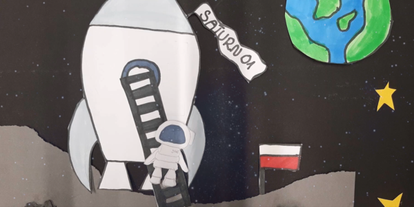 Kadr z filmu animowanego ukazuje papierową rakietę i małą postać astronauty na tle kosmicznej przestrzeni.