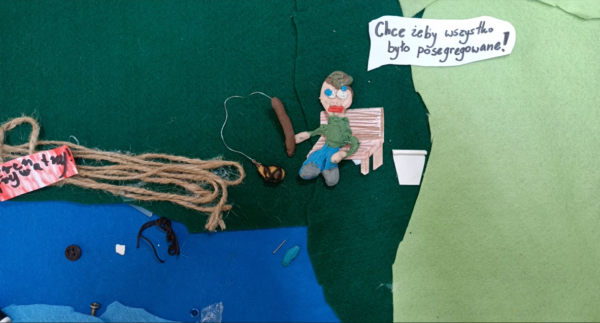 Kadr z filmu animowanego ukazuje dwie małe figurki siedzące nad wodą i trzymające wędki.