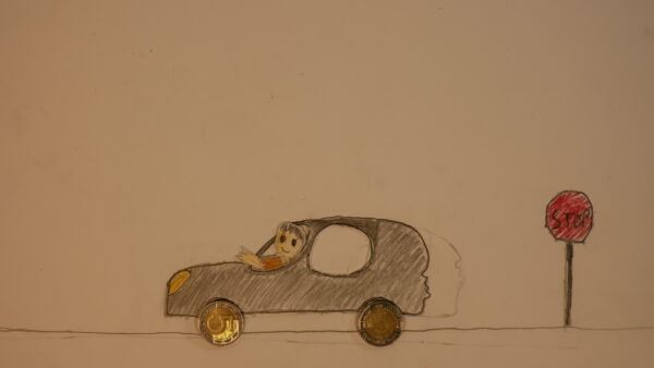 Kadr z filmu animowanego, narysowany samochód z kierowcą jedzie po drodze, a obok stoi czerwony znak stopu.