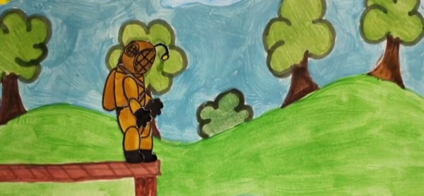 Kadr z filmu animowanego, narysowana postać w stroju przypominającym skafander stoi na drewnianej platformie wśród zielonych wzgórz i drzew.