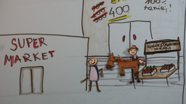 Kadr z filmu animowanego, rysunkowa scena przedstawia budynek supermarketu oraz stoisko z warzywami, przy którym stoją postacie i zwierzę.