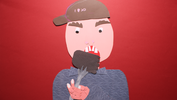 Kadr z filmu animowanego, papierowa postać mężczyzny w czapce trzyma widelec i je kawałek jedzenia na czerwonym tle.