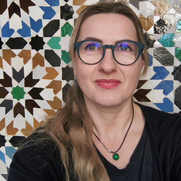 portret kobiety w niebieskich okularach