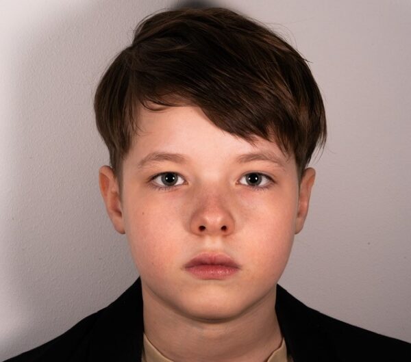 twarz chłopca w brązowych włosach