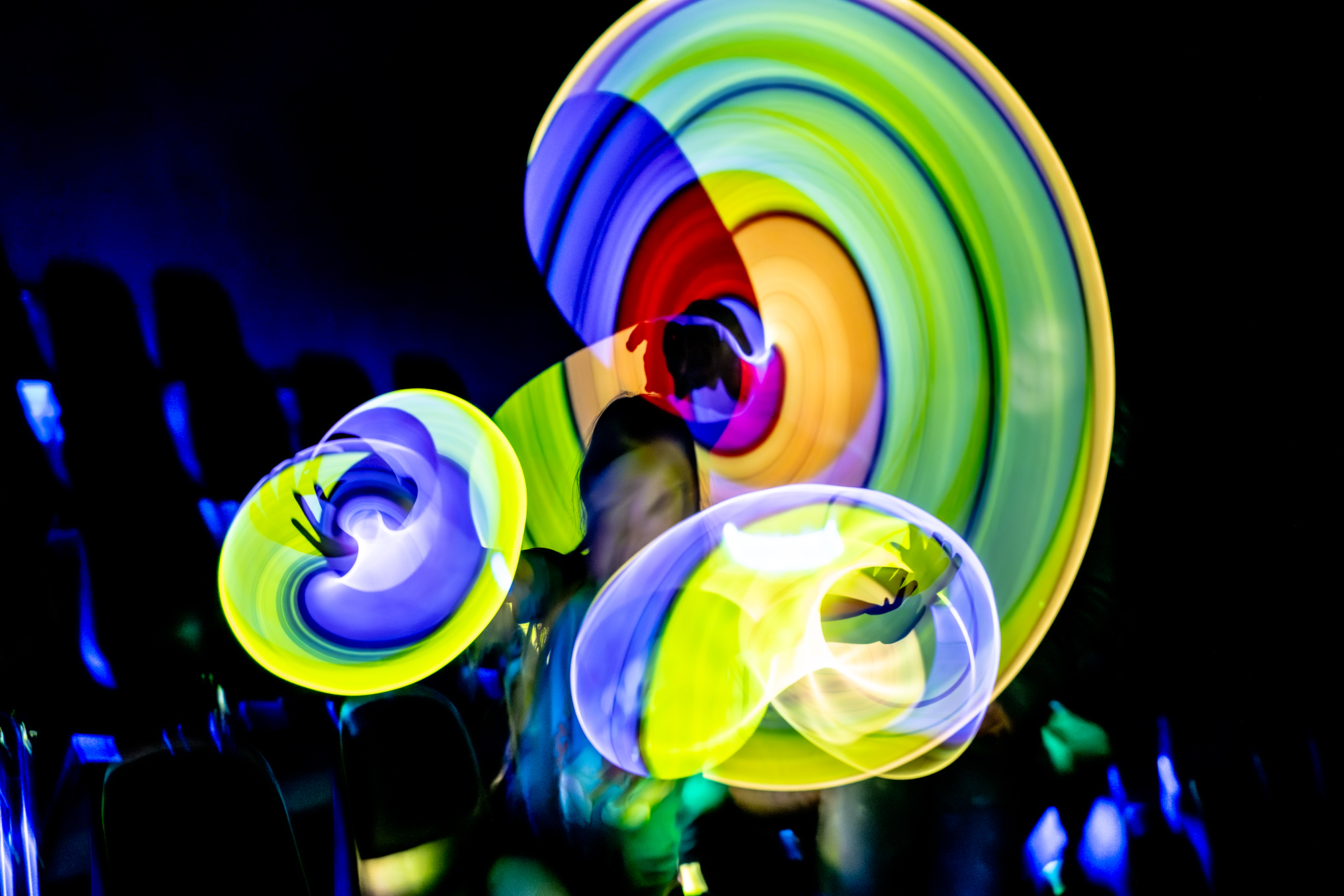 wielokolorowy efekt świetlny w postaci oka kalejdoskopu, ciemnośc w tle