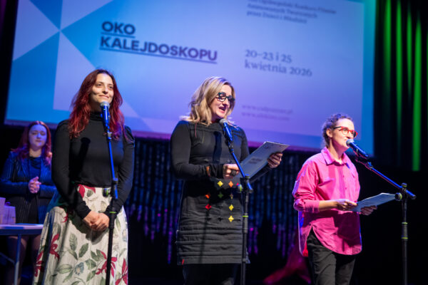 trzy kobiety na Scenie mówią do mikrofonów