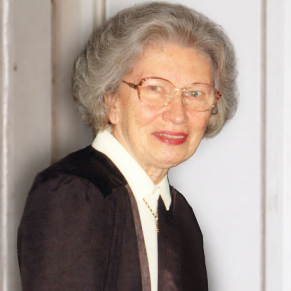 Portret starszej kobiety z siwymi krótkimi włosami