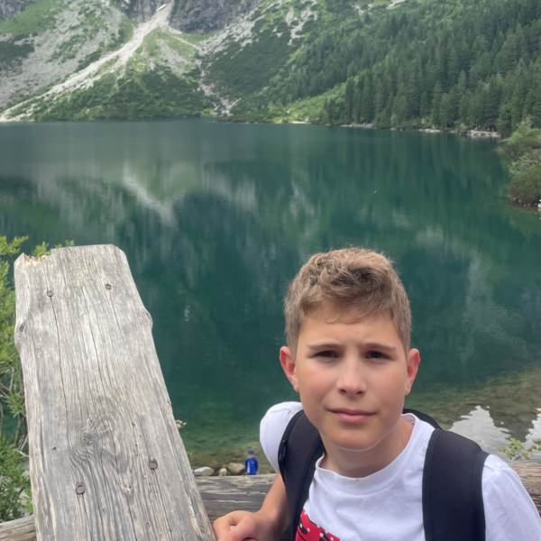 portret nastolatka w blond włosach