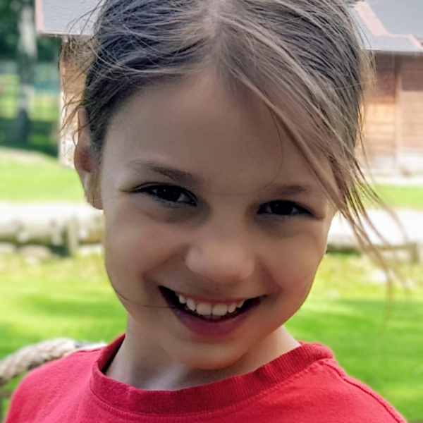 twarz dziewczynki w blond włosach