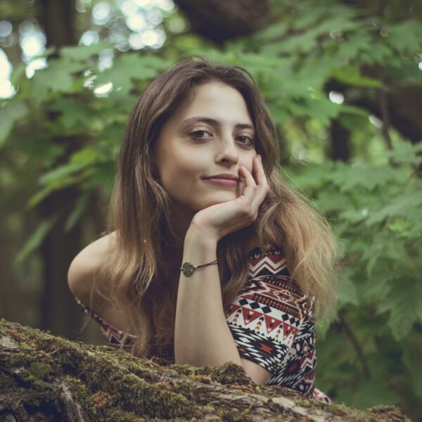 portret kobiety na tle lasu