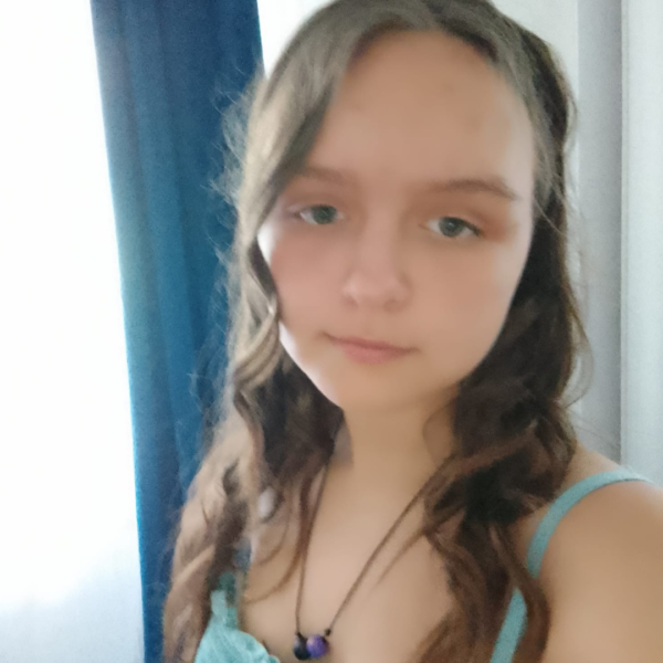 portret nastolatki w brązowych włosach