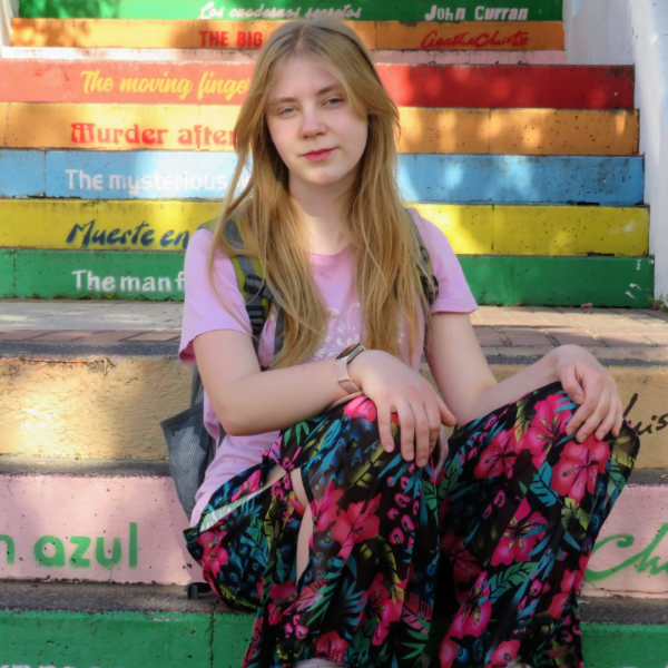 portret nastolatki w blond włosach