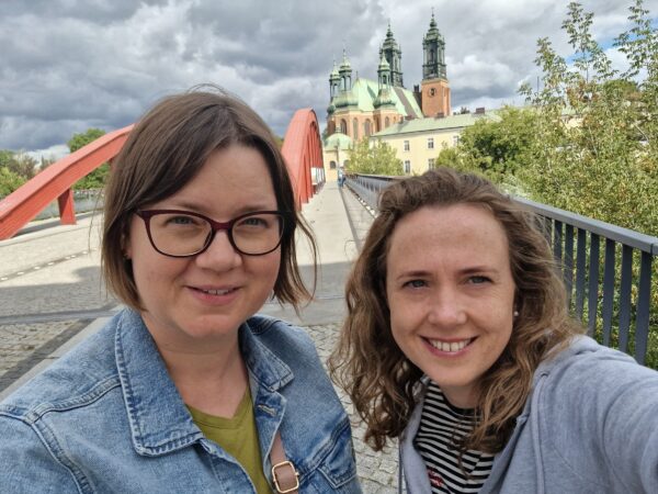 dwie kobiety uśmiechają się do zdjęcia